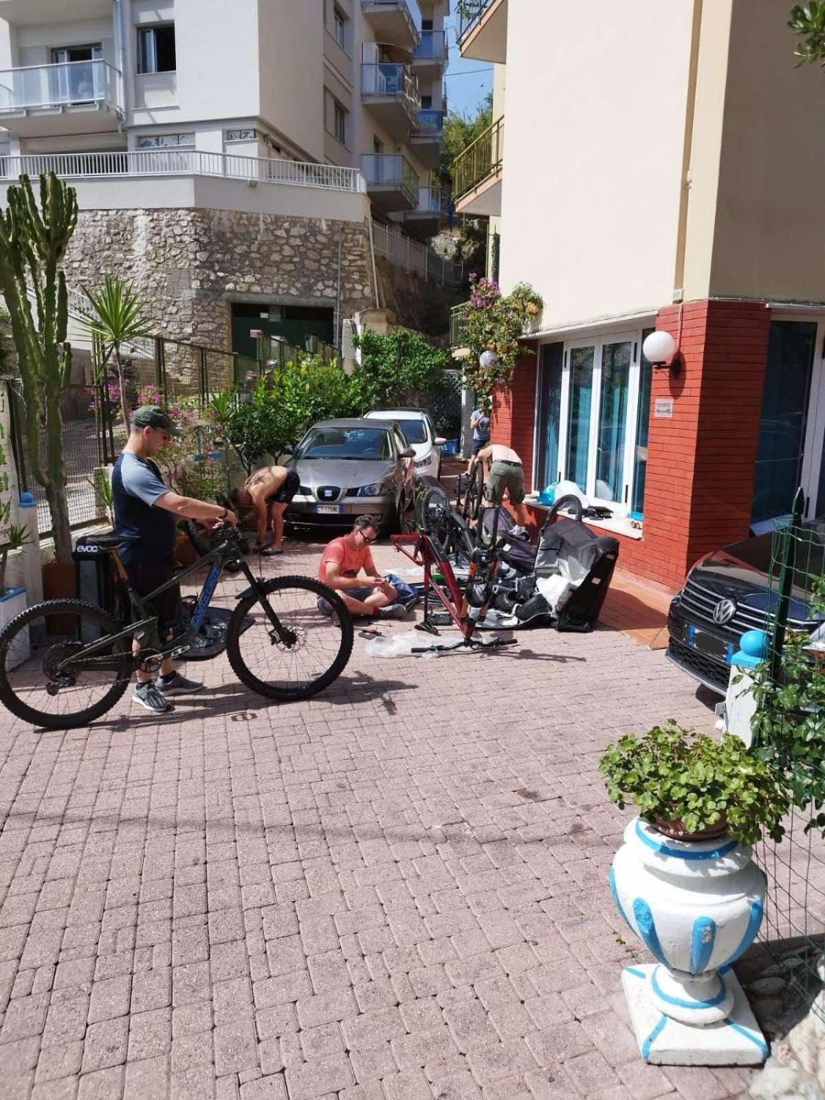Bike Hotel Oasi Finale Ligure Extérieur photo